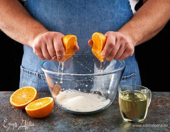 Сахар смешайте с маслом, залейте свежевыжатым апельсиновым соком.