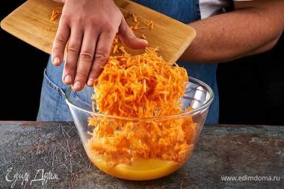 Морковь натрите на мелкой терке. Добавьте в апельсиновую массу.