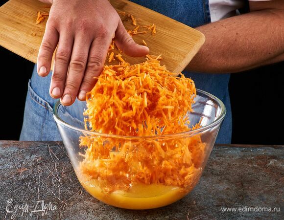 Морковь натрите на мелкой терке. Добавьте в апельсиновую массу.