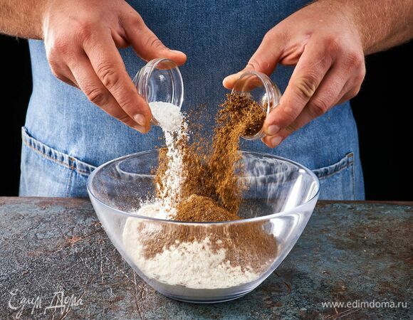 Добавьте разрыхлитель и корицу.