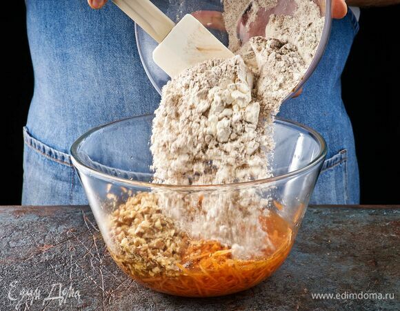Соедините сухие ингредиенты с апельсиновой смесью и тщательно перемешайте.