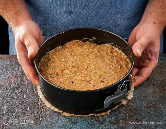 Выложите тесто в форму, застеленную пергаментом, и выпекайте в заранее разогретой духовке при 180°C около 50 минут.