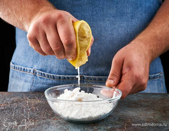 Приготовьте глазурь. Выдавите сок лимона в сахарную пудру и перемешайте.