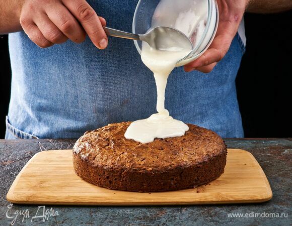 Готовый корж остудите и смажьте глазурью.