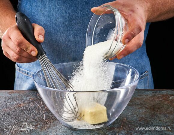 Размягченное сливочное масло разотрите с сахаром.