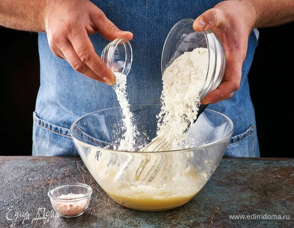 Муку соедините с разрыхлителем, добавьте к яичной смеси, посолите.