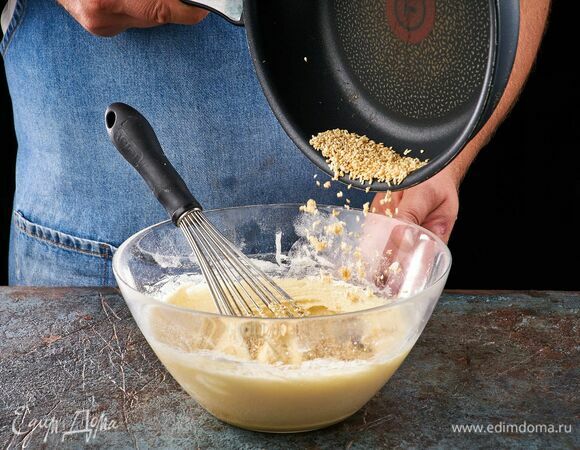 Добавьте семечки в тесто.