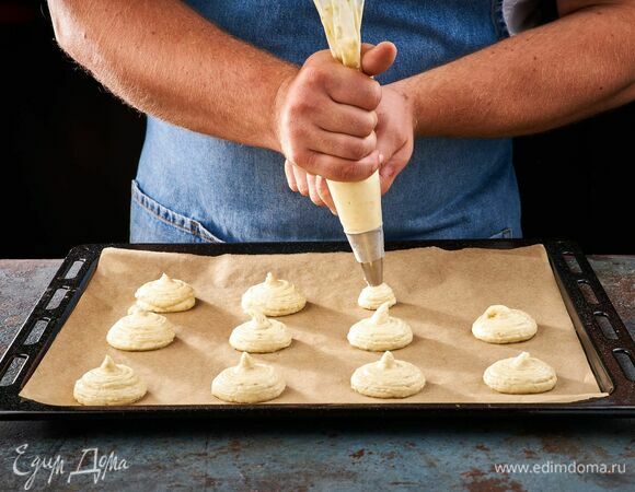При помощи кондитерского мешка выложите тесто на противень небольшими порциями, выпекайте 15 минут при 180°C.