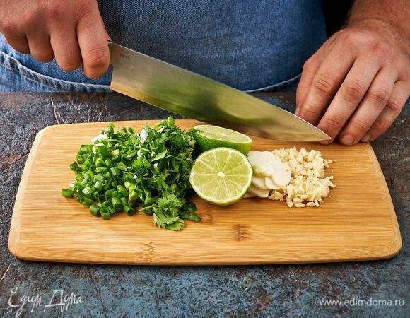 Имбирь и чеснок почистите и нарежьте тонкими слайсами. Кинзу и зеленый рук мелко нарубите.