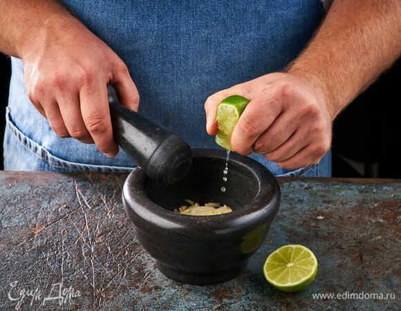 Приготовьте соус. В ступке помните чеснок, имбирь и сок лайма.