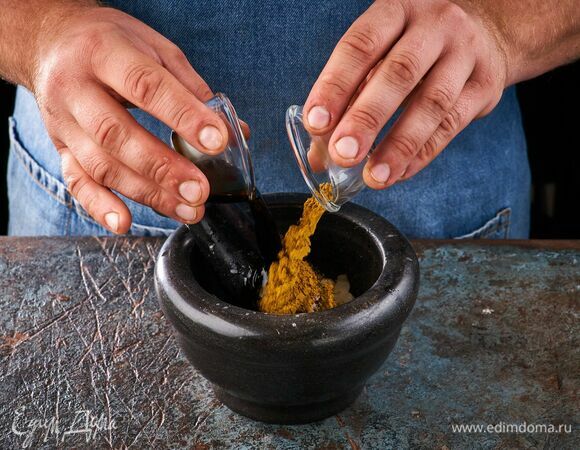 Добавьте карри, соевый соус.