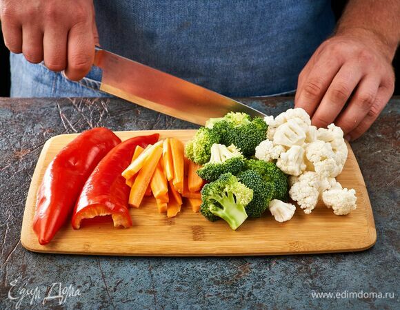 Цветную капусту и брокколи разделите на соцветия. Перец очистите от семян. Морковь нарежьте тонкими брусочками.