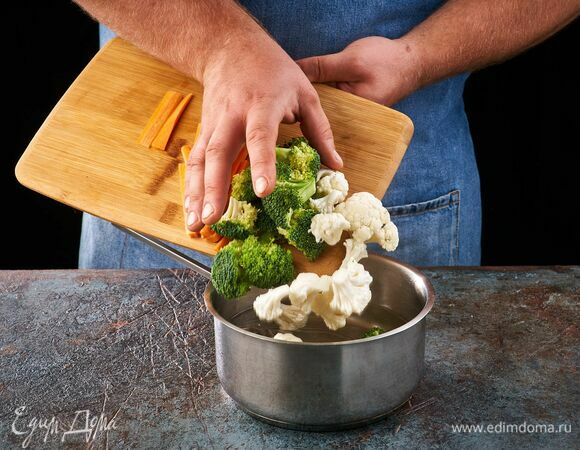 Брокколи, капусту и морковь добавьте в кастрюлю и проварите в течение 5 минут.