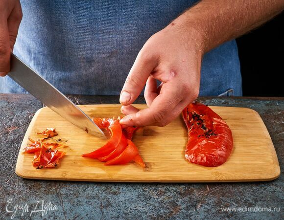 С запеченного перца удалите кожу, а мякоть нарежьте соломкой.
