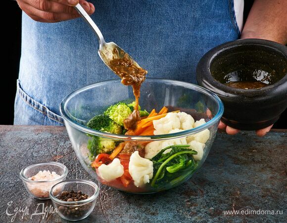 Кинзу и зеленый лук переложите в глубокую чашку, добавьте отварные овощи, перец, шпинат. Заправьте блюдо соусом.