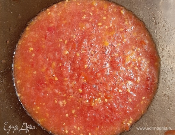 Помидоры очистить от кожицы и натереть на крупной терке, немного посолить и дать постоять минут 10, после чего слить лишнюю жидкость.
