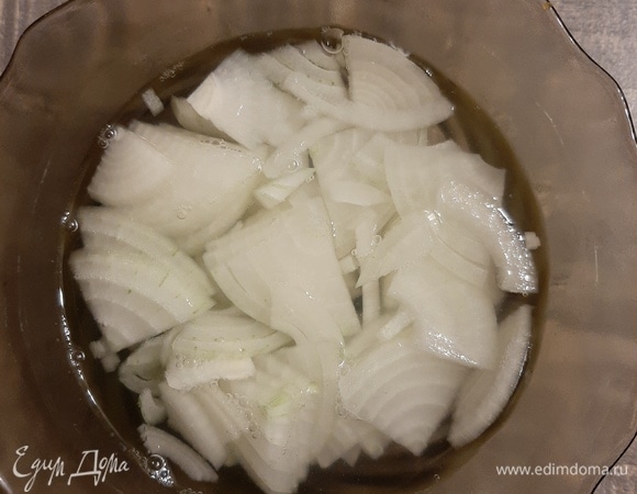 Лук нарезать четвертинками колец и залить кипятком на несколько минут.