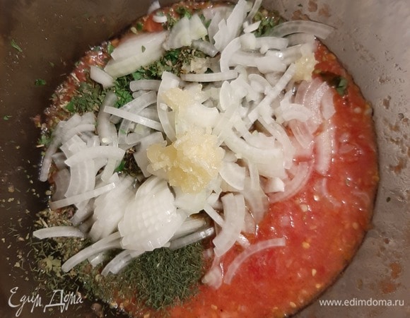 В отстоявшиеся помидоры добавляем лук, измельченный чеснок, лимонный сок, рубленую зелень по вашему вкусу, можно взять сушеную зелень (я кладу петрушку, базилик, кинзу и укроп), поперчить, посолить по вкусу. Если соус получится жидким, добавить томатной пасты. Подавать можно сразу или дать настояться. Приятного аппетита 😊