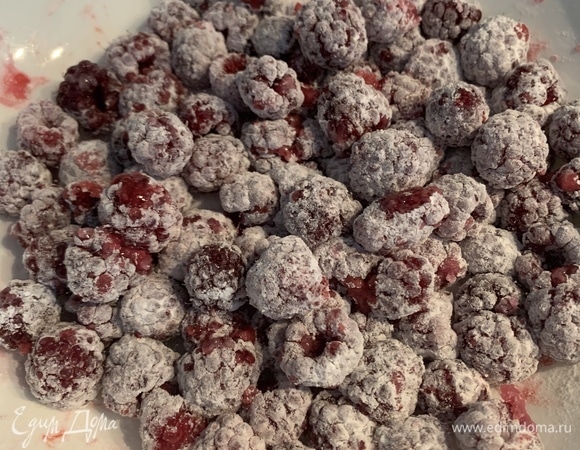 Готовим начинку: промываем малину, обсушиваем ее. Засыпаем сахаром и крахмалом и аккуратно смешиваем.