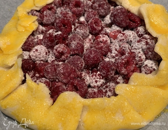 Отправляем в духовку, разогретую до 190°C, на 35 минут.