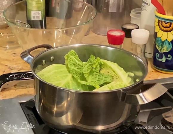 Кочан капусты разрезать на 4 части и отварить в кипящей воде до готовности, затем откинуть на дуршлаг и отжать бумажными полотенцами.