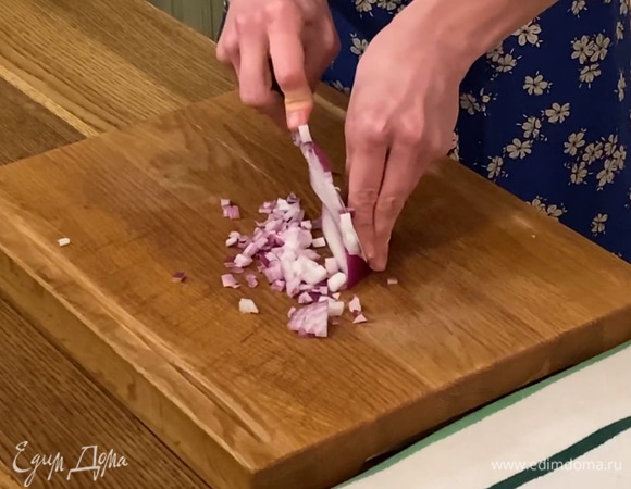 Красный лук почистить и нарезать маленькими кубиками.