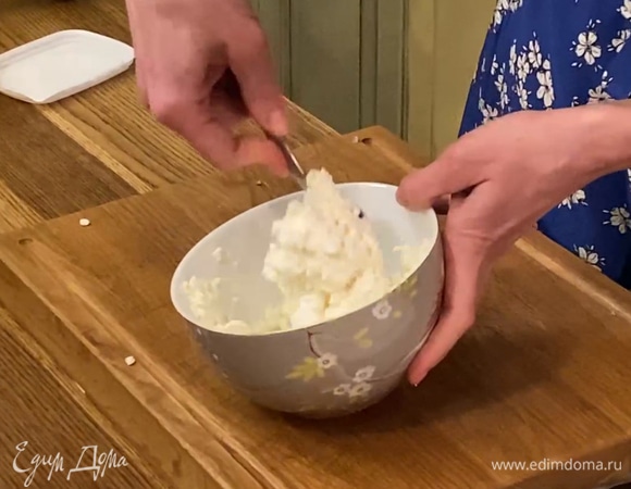 Творог взбить погружным блендером.
