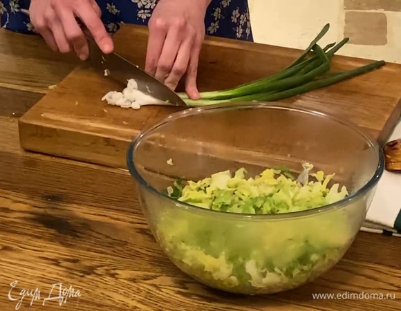 Зеленый лук крупно нарезать наискосок, петрушку мелко порубить.