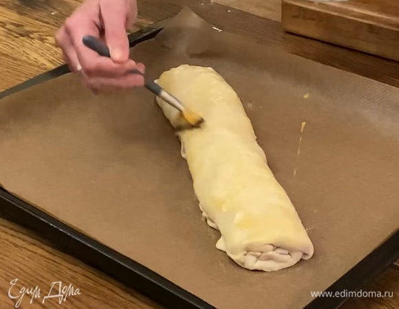 Переложить штрудель на противень, смазать взбитым желтком и выпекать в разогретой духовке 25 минут.