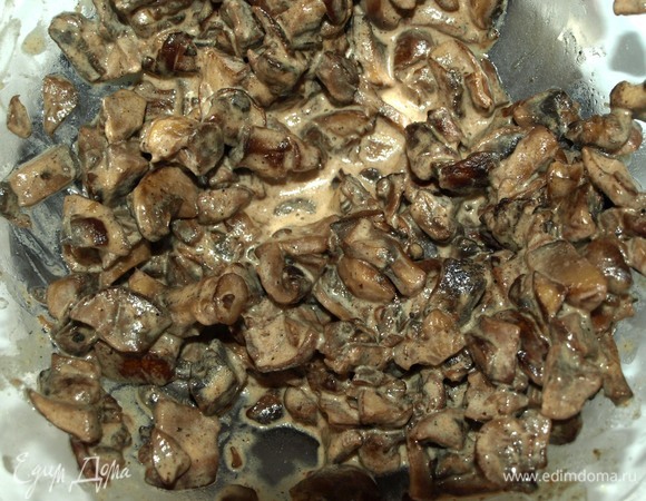 Перекладываем грибы в миску.