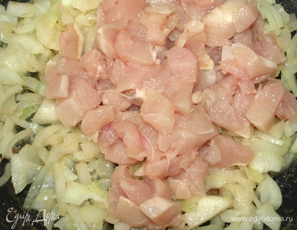 Лук очистить и мелко нарезать. Обжарить в сковороде, в которой готовились грибы, с добавлением оставшегося сливочного и растительного масла. Готовим лук до прозрачного цвета. Куриное филе мелко нарезать, добавить к луку. Готовим, пока филе не приобретет белый цвет. Добавляем соль, черный молотый перец, молотую сладкую паприку. Добавляем 50 мл сливок 10%, муку. Хорошо перемешиваем и готовим до загустения жидкости.