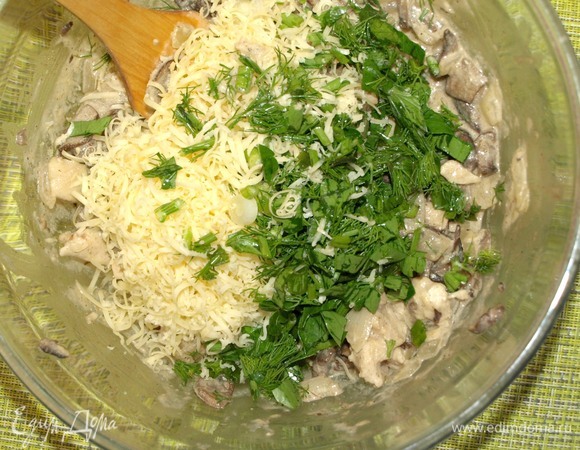 Перекладываем филе в миску к грибам. Даем полностью остыть. Добавляем зелень и сыр, измельченный на мелкой терке.