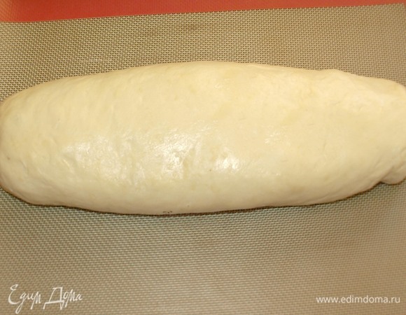 Переворачиваем швом вниз и оправляем в заранее разогретую до 180°C духовку на 40–50 минут. Все зависит от вашей духовки. Достаем готовый рулет из духовки. Рулет должен стать красивого золотисто-коричневого цвета. Даем отдохнуть 10–15 минут.