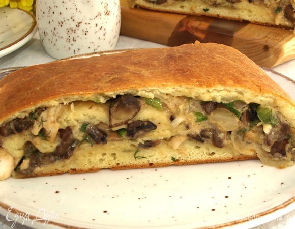 Можно подавать. Рулет вкусен в теплом и холодном виде.