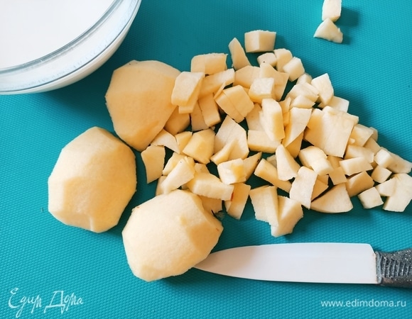 В сотейник с толстым дном вливаем сливки и молоко, добавляем 1/2 семян стручка ванили, доводим до кипения, снимаем с огня и даем остыть. Теперь займемся яблоками. Тщательно моем фрукты под проточной водой. Разрезаем яблоки напополам и острым ножом удаляем сердцевину. Затем очищаем яблоки от кожуры и нарезаем небольшими кусочками.