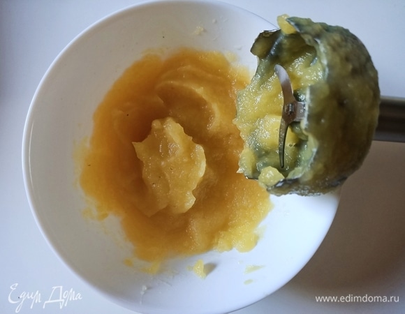 Отправляем нарезанные яблоки в сотейник, добавляем воду и сахар (25 г). Варим на небольшом огне в течение 10–15 минут. Когда яблоки станут мягкими, снимаем с огня и измельчаем с помощью блендера до состояния пюре.