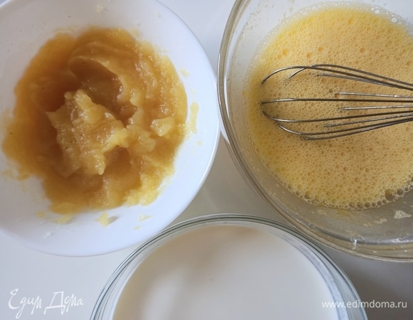 Отдельно взбиваем яйца с сахаром (60 г), затем постепенно вводим молоко и яблочное пюре.