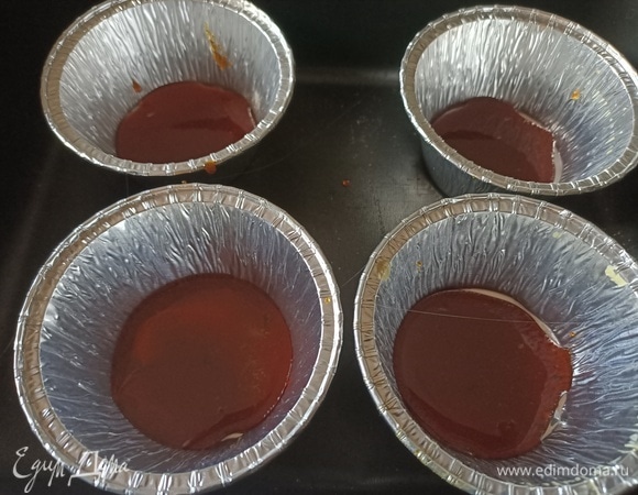 Теперь карамель. Берем сотейник с толстым дном, ставим на огонь и постепенно добавляем сахар (70 г). Когда весь сахар растворится, снимаем с огня и вливаем на дно формочек, даем остыть при комнатной температуре.