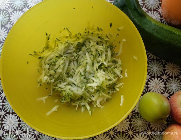 Натираем кабачок на крупной терке, добавляем соль и оставляем на время, чтобы выделился сок, который нам не нужен при жарке.