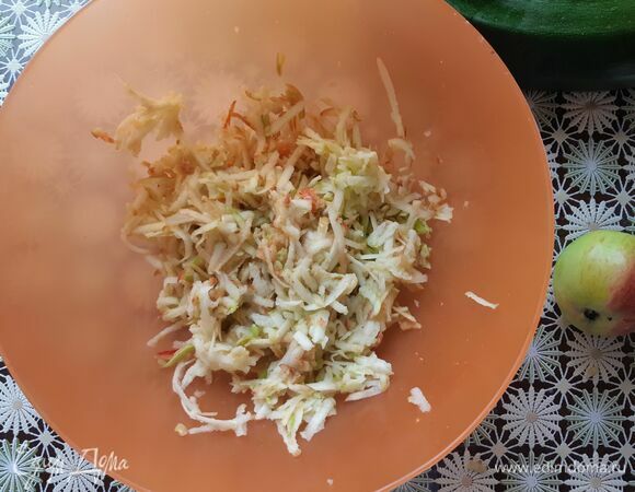 Натрем 4 яблока на крупной терке. Количество кабачка и яблока должно быть одинаково в соотношении.