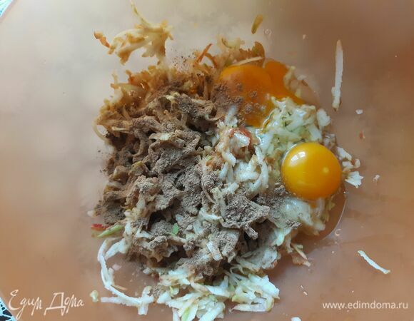 Добавляем яйца, корицу и сахар. Все перемешать.