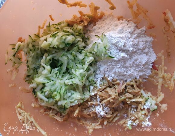 Отжать сок из кабачков и добавить в массу с яблоком. Добавить муку и перемешать.