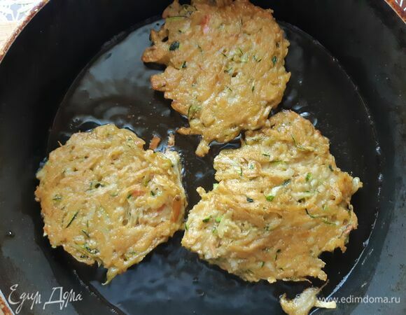 Налить в сковороду масло и выкладывать ложкой оладьи, слегка приминая. Жарить с двух сторон до золотистой корочки.