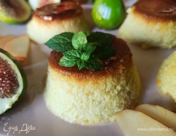 Готовый десерт достаем из холодильника, вынимаем из формы и подаем с инжирным соусом. Приятного аппетита!