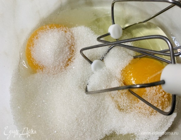 Соединяем яйцо, желток, сахар, ванилин и соль. Перемешиваем до однородности.