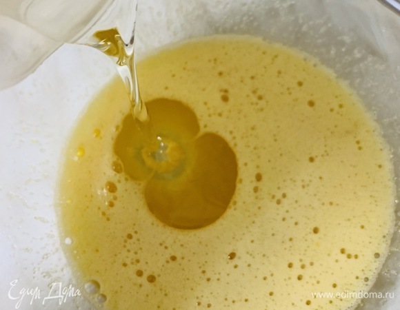 Заливаем масло, перемешиваем.