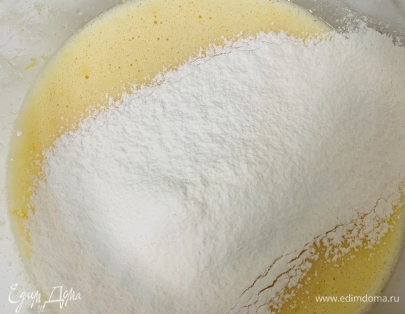 Добавляем цедру, 2 ст. л. муки, разрыхлитель. Перемешиваем.