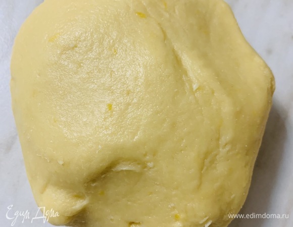 Добавляем оставшуюся муку частями и замешиваем. Должно получиться мягкое тесто, как пластилин. Сразу всю муку добавлять не надо. Возможно, вашей муки понадобится чуть больше или чуть меньше. Смотрите на консистенцию теста.