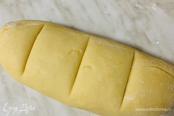 Раскатываем тесто в колбаску и делим на 4 равные части.