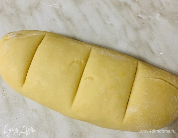 Раскатываем тесто в колбаску и делим на 4 равные части.